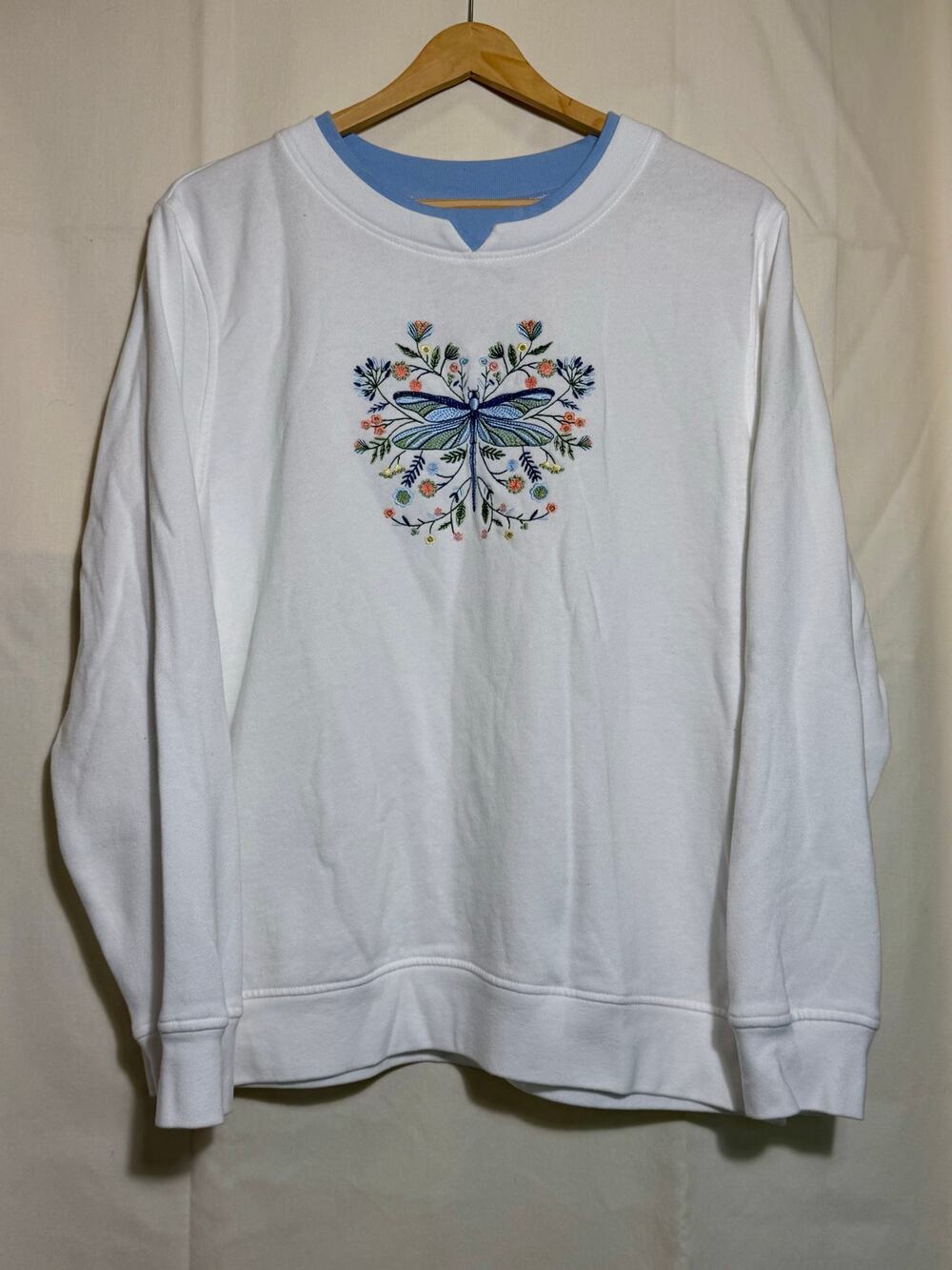 C&K Designs Embroidered Dragonfy Crewneck Woman’s Size Large.